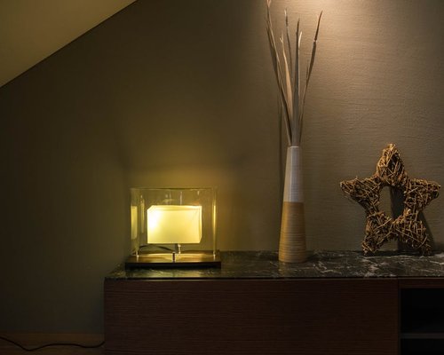 Lampada da tavolo con luce diffusa e calda